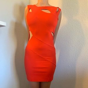 Red coral dress. Perfect for the holidays! 🌲❤️